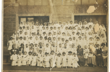 Pamiątka I komunii  świętej Zofii Daczyńskiej. Fotografia została wykonana 23 czerwca 1930 roku w Oświęcimiu. W środku, w okularach charyzmatyczny ksiądz Jan Skarbek. Fot. Zbiory Muzeum Pamięci Mieszkańców Ziemi Oświęcimskiej/Dar Bogumiły Stachury