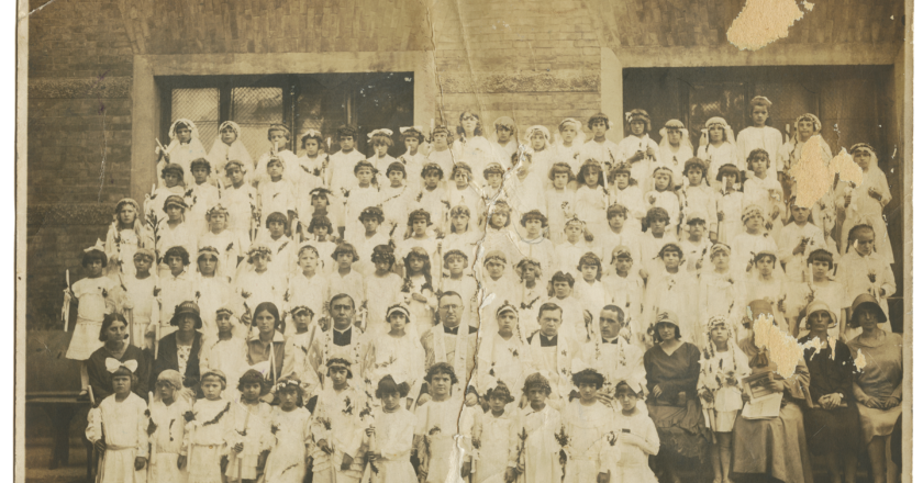 Pamiątka I komunii świętej Zofii Daczyńskiej. Fotografia została wykonana 23 czerwca 1930 roku w Oświęcimiu. W środku, w okularach charyzmatyczny ksiądz Jan Skarbek. Fot. Zbiory Muzeum Pamięci Mieszkańców Ziemi Oświęcimskiej/Dar Bogumiły Stachury