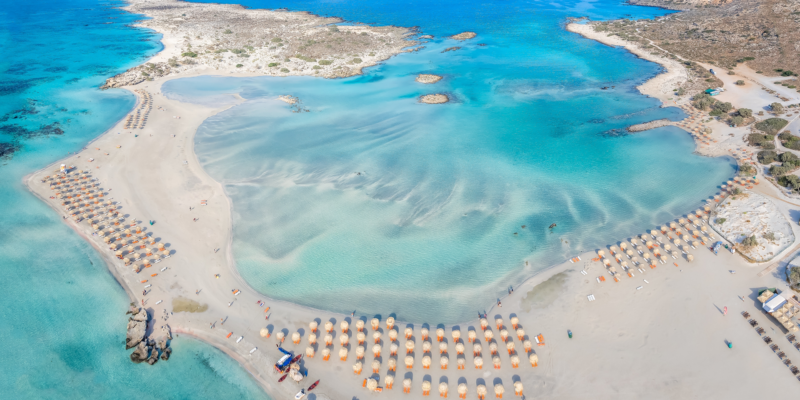 Greckie wyspy od lat są topowym kierunkiem wakacyjnych wypraw Polaków. I od lat pada pytanie, którą wybrać, bo wiadomo, że każda jest inna. Dziś pod lupę bierzemy dwie: Kretę i Kos. Obie mają wiele do zaoferowania, ale różnią się klimatem i stylem wypoczynku. Sprawdź, która będzie dla ciebie bardziej odpowiednia.