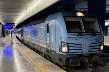 Pociąg IC Chopin relacji Warszawa Oświęcim stojący na peronie 4 na dworcu Warszawa Centralna. Grudzień 2025