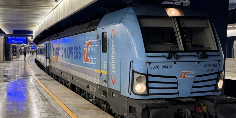 Pociąg IC Chopin relacji Warszawa Oświęcim stojący na peronie 4 na dworcu Warszawa Centralna. Grudzień 2025