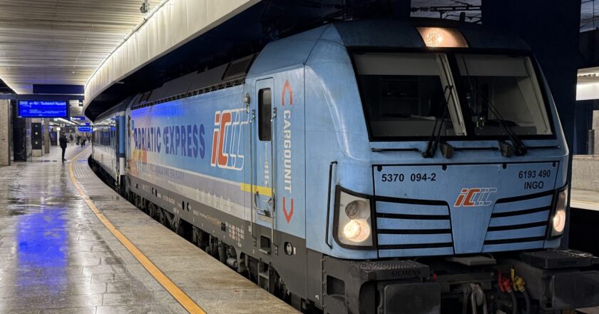 Pociąg IC Chopin relacji Warszawa Oświęcim stojący na peronie 4 na dworcu Warszawa Centralna. Grudzień 2025