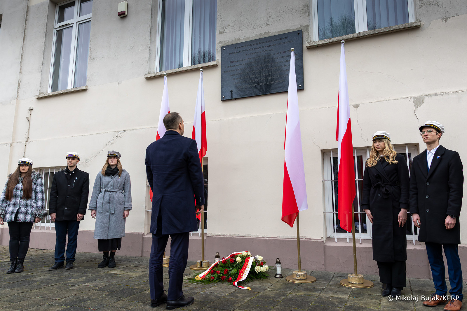 Karol Nawrocki w Oświęcimiu. Hołd pierwszym więźniom Auschwitz i ofiarom obozu