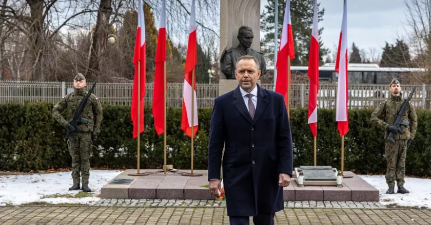 Prezydent RP Karol Nawrocki składa wieniec przed pomnikiem rotmistrza Witolda Pileckiego w Oświęcimiu, w asyście żołnierzy Wojska Polskiego i przy biało-czerwonych flagach.