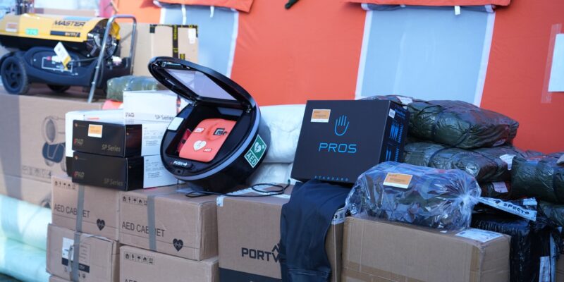 Zakupiony sprzęt ratowniczy i ochronny prezentowany w gminie Przeciszów – defibrylator AED, agregaty, odzież ochronna i wyposażenie dla OSP w ramach Programu Ochrony Ludności i Obrony Cywilnej 2025.