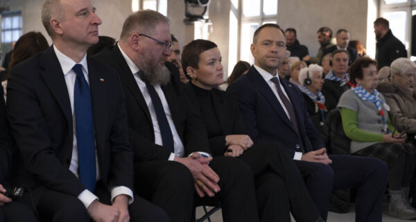 Uczestnicy centralnych obchodów 81. rocznicy wyzwolenia Auschwitz w byłym obozie Auschwitz II-Birkenau – w pierwszym rzędzie przedstawiciele władz państwowych i goście, w tle Ocalali oraz uczestnicy ceremonii.