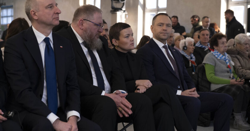 Uczestnicy centralnych obchodów 81. rocznicy wyzwolenia Auschwitz w byłym obozie Auschwitz II-Birkenau – w pierwszym rzędzie przedstawiciele władz państwowych i goście, w tle Ocalali oraz uczestnicy ceremonii.