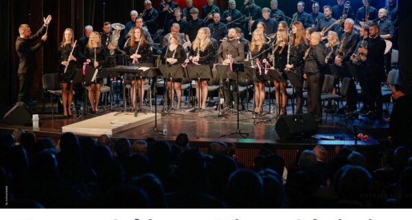 Plakat inauguracji 22. Międzynarodowego Festiwalu Filmów Nieprofesjonalnych „Kochać człowieka” – koncert Orkiestry Miasta Oświęcim z muzyką filmową w Oświęcimskim Centrum Kultury, 29 stycznia 2026 roku.