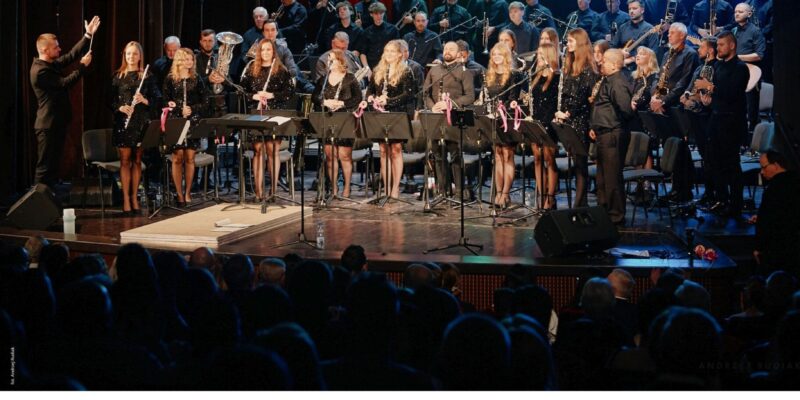 Plakat inauguracji 22. Międzynarodowego Festiwalu Filmów Nieprofesjonalnych „Kochać człowieka” – koncert Orkiestry Miasta Oświęcim z muzyką filmową w Oświęcimskim Centrum Kultury, 29 stycznia 2026 roku.