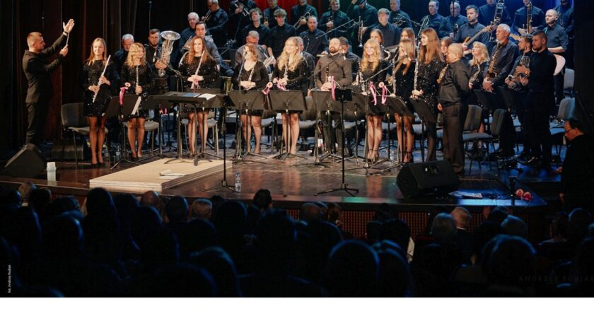 Plakat inauguracji 22. Międzynarodowego Festiwalu Filmów Nieprofesjonalnych „Kochać człowieka” – koncert Orkiestry Miasta Oświęcim z muzyką filmową w Oświęcimskim Centrum Kultury, 29 stycznia 2026 roku.