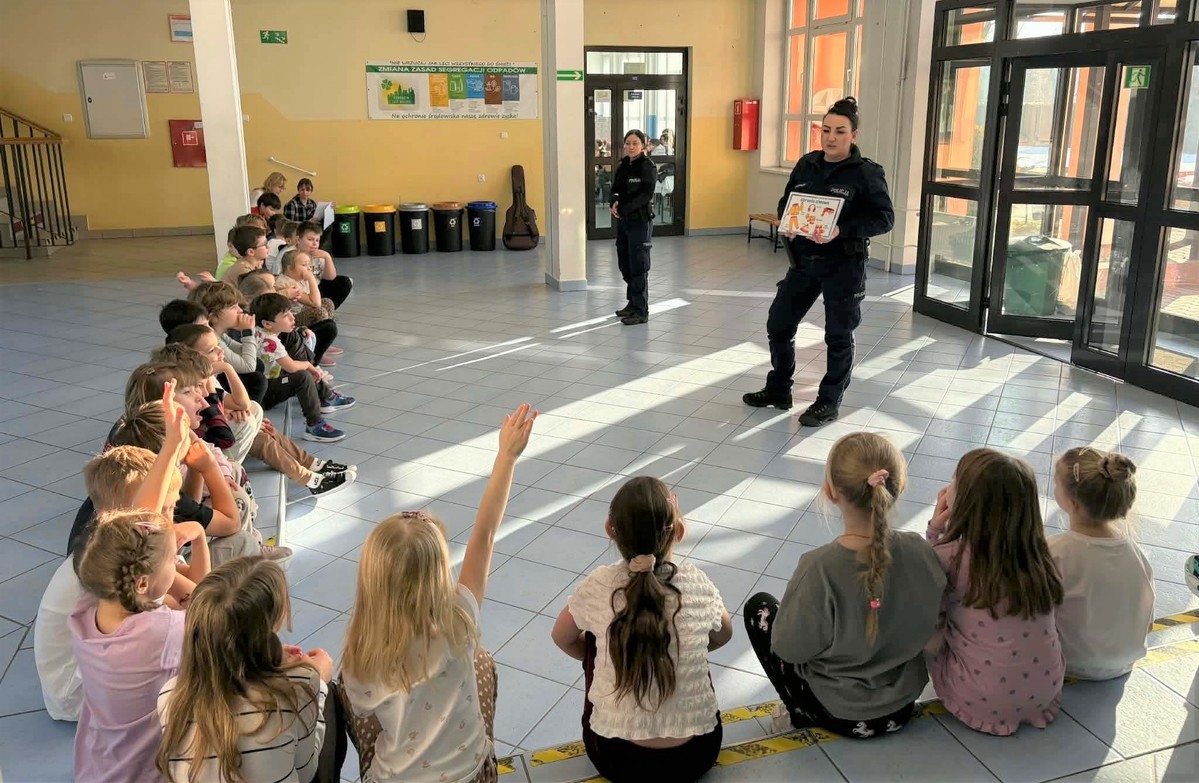 Ferie coraz bliżej. Policjanci uczą dzieci, jak bezpiecznie spędzić zimowy wypoczynek