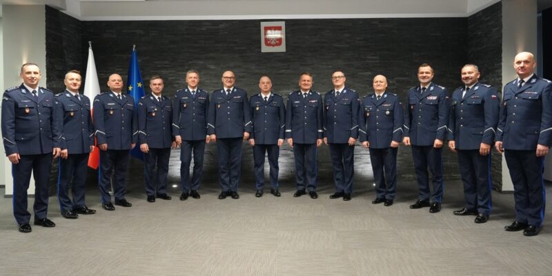 Uroczyste spotkanie kadry kierowniczej Policji w Komendzie Wojewódzkiej Policji w Krakowie – wspólne zdjęcie komendantów i zastępców w umundurowaniu galowym po zmianach kadrowych.