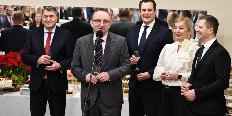 Noworoczne spotkanie w Oświęcimiu – starosta Andrzej Skrzypiński przemawia przy mikrofonie, obok prezydent Janusz Chwierut, poseł Marek Sowa, wojewoda Krzysztof Jan Klęczar oraz zaproszeni goście podczas oficjalnego toastu.