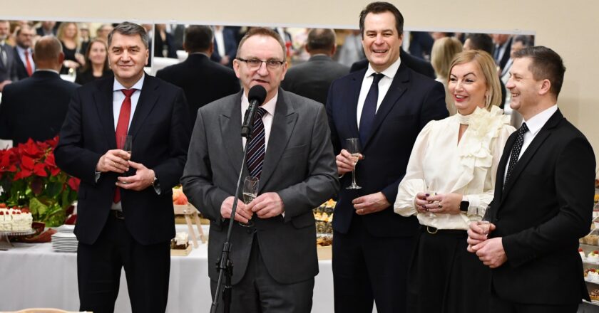 Noworoczne spotkanie w Oświęcimiu – starosta Andrzej Skrzypiński przemawia przy mikrofonie, obok prezydent Janusz Chwierut, poseł Marek Sowa, wojewoda Krzysztof Jan Klęczar oraz zaproszeni goście podczas oficjalnego toastu.