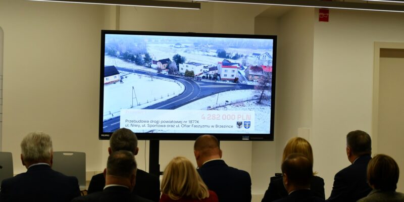 Prezentacja efektów inwestycji drogowej realizowanej w ramach Oświęcimskiego Strategicznego Programu Rządowego – uczestnicy konferencji oglądają na ekranie wizualizację przebudowanej drogi powiatowej w Brzezince.
