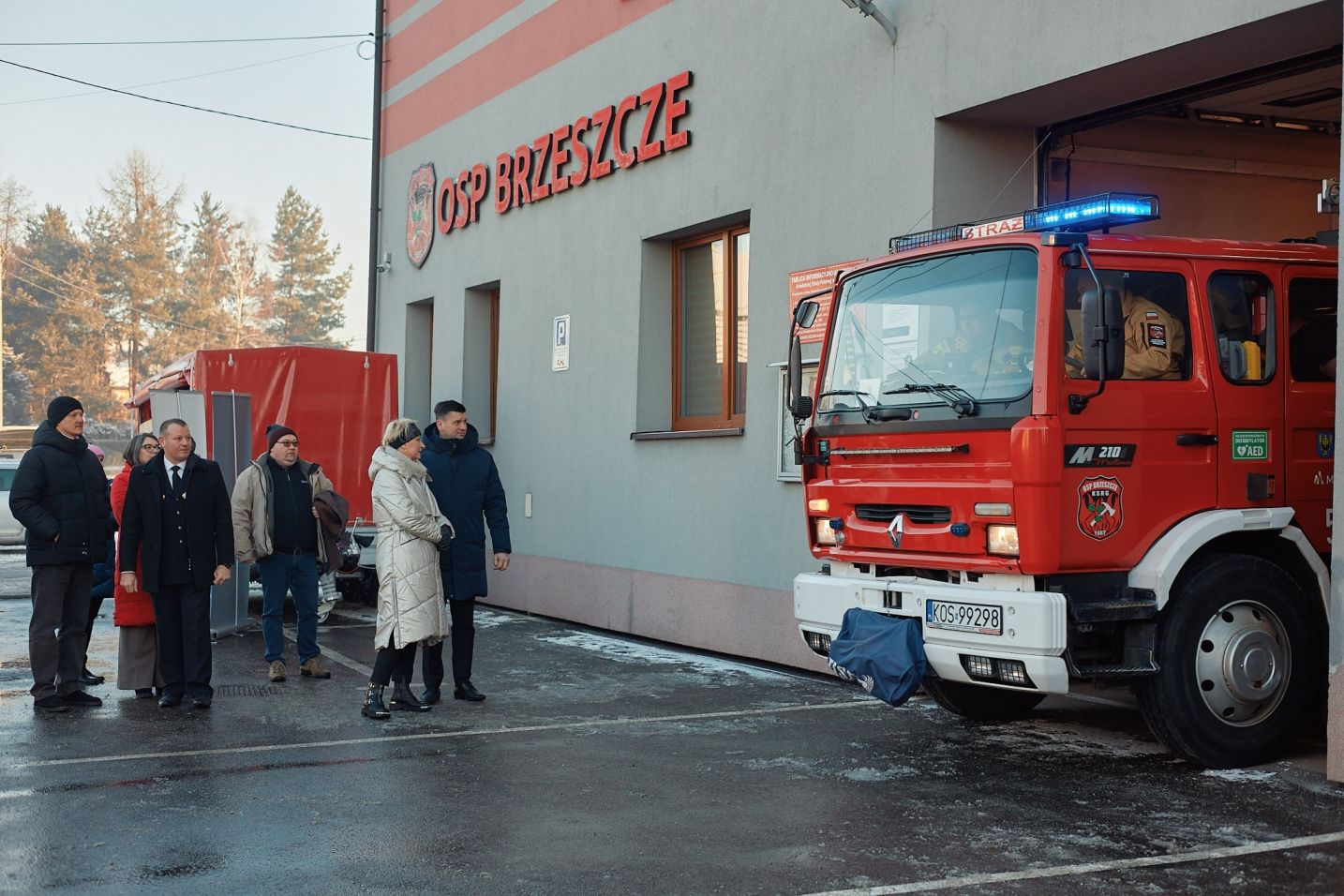 Miliony dla Brzeszcz i OSP. Marszałek sprawdził inwestycje i przekazał sprzęt