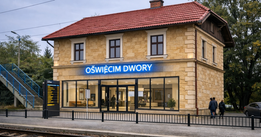 Wizualizacja dworca kolejowego Oświęcim Dwory po modernizacji – odnowiony, zabytkowy budynek z kamienną elewacją, przeszklonym parterem i podświetlonym napisem „OŚWIĘCIM DWORY”, widziany z peronu; koncepcja przygotowana z wykorzystaniem modeli AI.