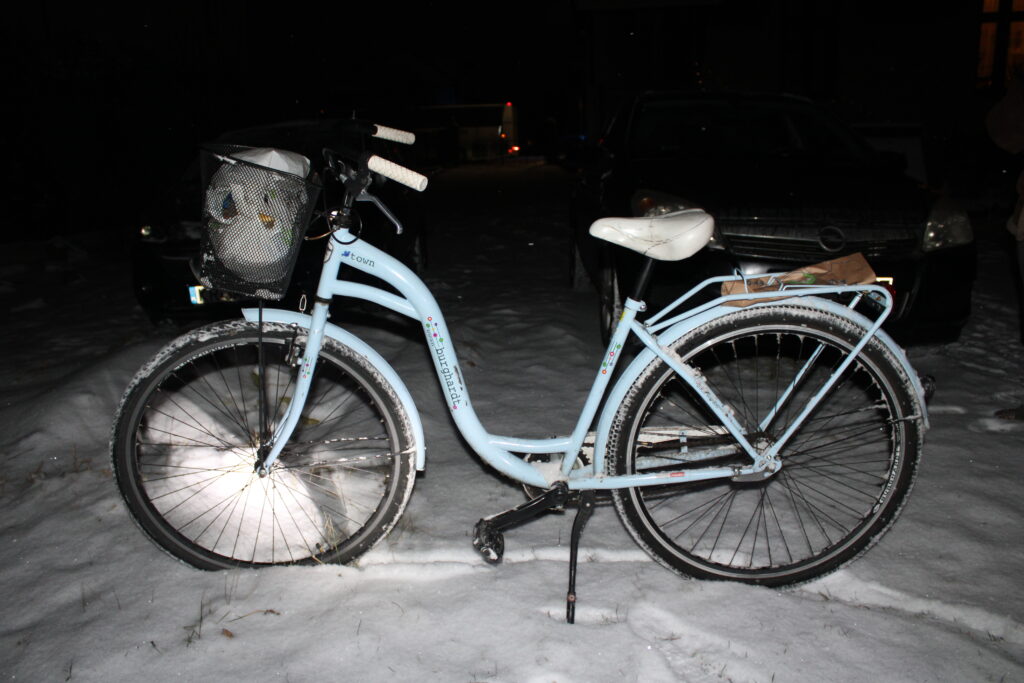 Rower miejski koloru jasnoniebieskiego znaleziony przy mężczyźnie, który doznał nagłego zatrzymania krążenia na ul. Kościuszki w Kętach