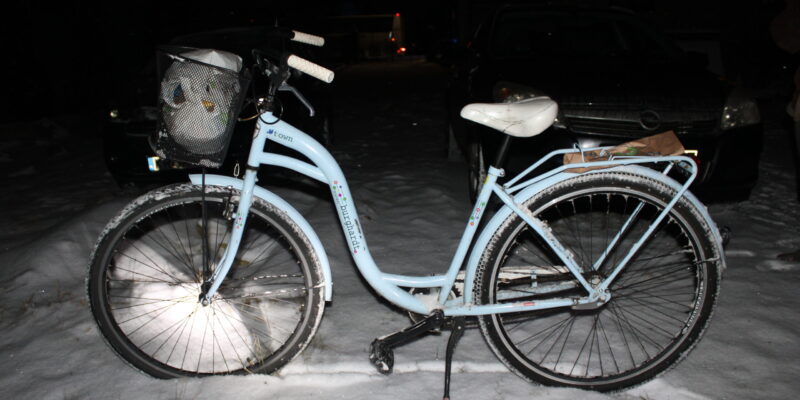 Rower miejski koloru jasnoniebieskiego znaleziony przy mężczyźnie, który doznał nagłego zatrzymania krążenia na ul. Kościuszki w Kętach