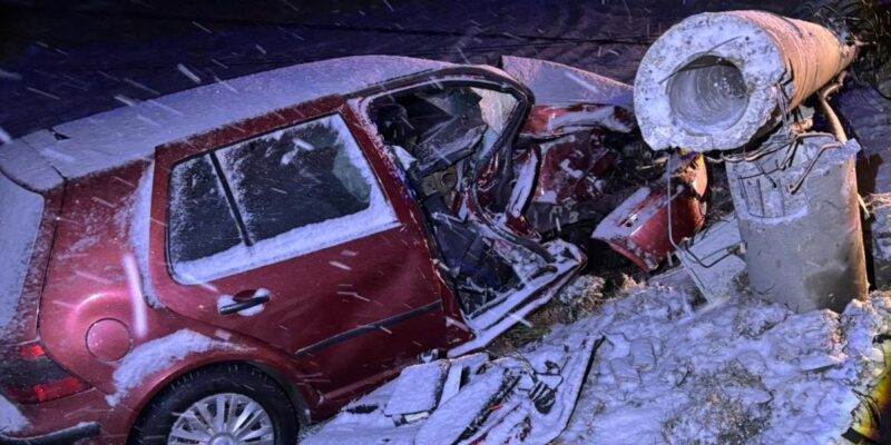 Rozbity Volkswagen po nocnym wypadku w Bielanach koło Kęt – samochód uderzył w betonowy słup energetyczny, który złamał się i runął na pojazd