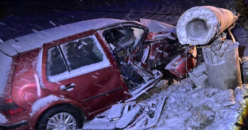 Rozbity Volkswagen po nocnym wypadku w Bielanach koło Kęt – samochód uderzył w betonowy słup energetyczny, który złamał się i runął na pojazd