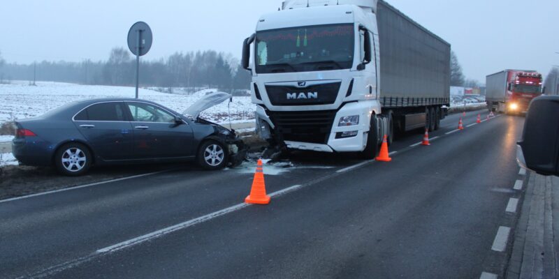 Kolizja drogowa na ulicy Fabrycznej w Oświęcimiu – uszkodzony samochód osobowy marki Honda po zderzeniu z ciężarówką MAN, miejsce zdarzenia zabezpieczone pachołkami.