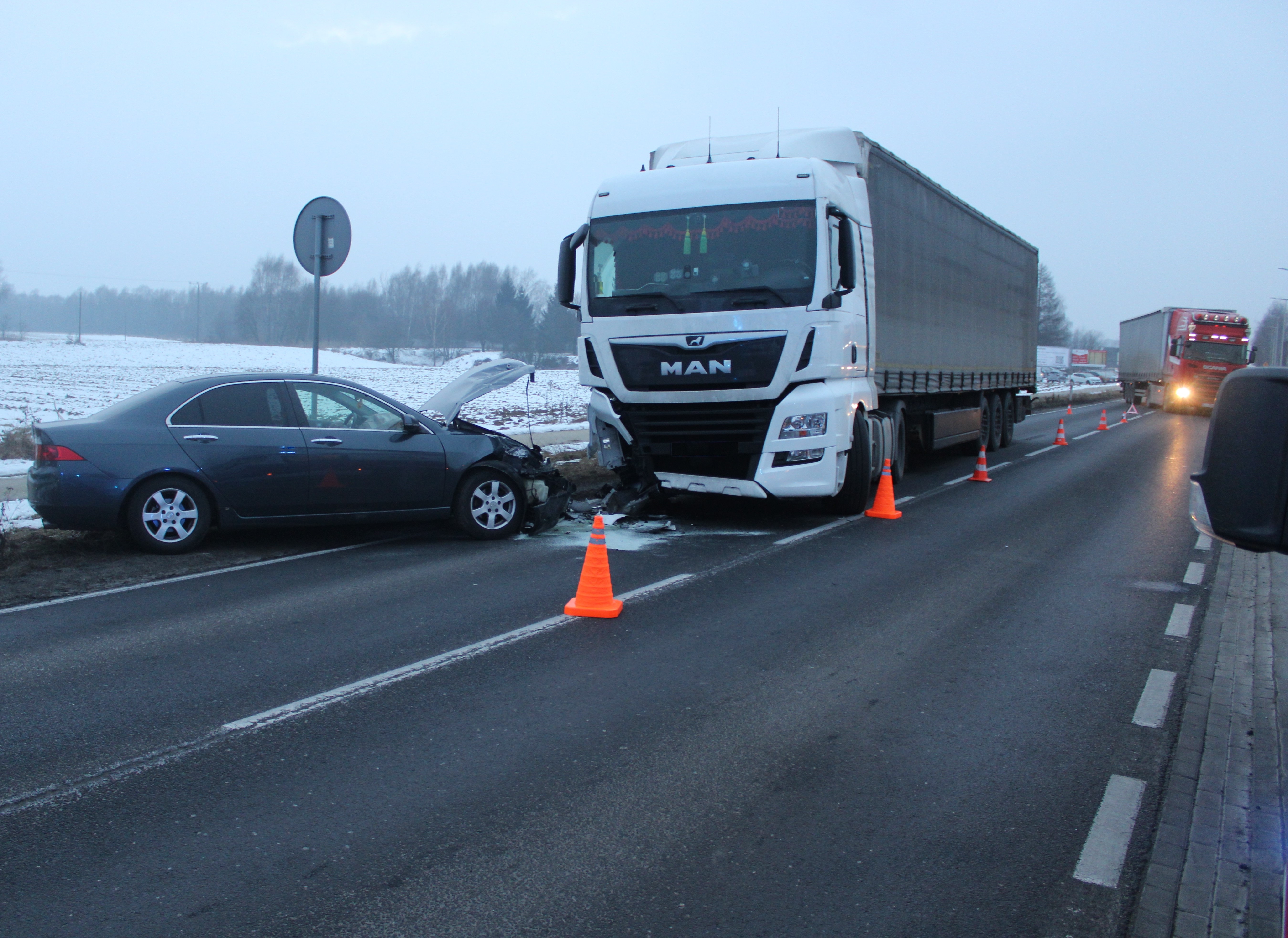 Groźna kolizja na ul. Fabrycznej w Oświęcimiu. Kierowca zasnął za kierownicą