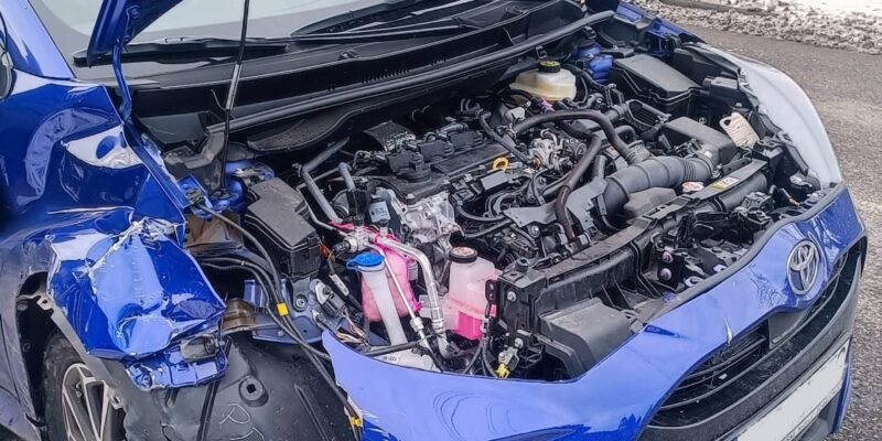 Kolizja drogowa w Chełmku. Samochód uderzył w słup energetyczny