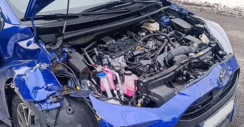 Kolizja drogowa w Chełmku. Samochód uderzył w słup energetyczny