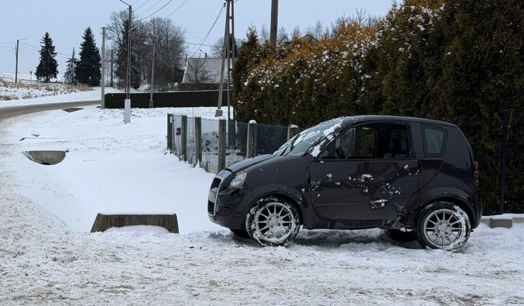 Microcar po dachowaniu w Osieku na ul. Włosieńskiej – uszkodzony samochód na zaśnieżonym poboczu po porannym wypadku