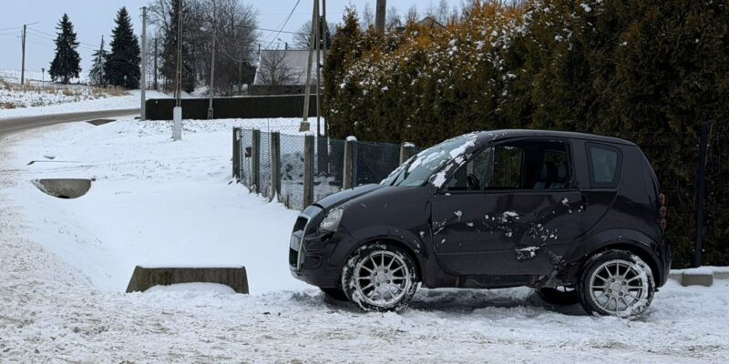 Microcar po dachowaniu w Osieku na ul. Włosieńskiej – uszkodzony samochód na zaśnieżonym poboczu po porannym wypadku