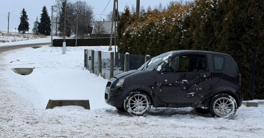 Microcar po dachowaniu w Osieku na ul. Włosieńskiej – uszkodzony samochód na zaśnieżonym poboczu po porannym wypadku