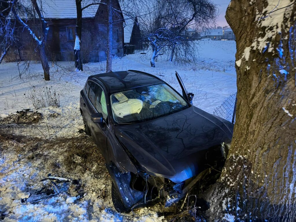Rozbity samochód marki Volvo po uderzeniu w drzewo w Bielanach koło Kęt – nocne zdarzenie drogowe, widoczne uszkodzenia przodu pojazdu, śnieg i działania służb ratunkowych.
