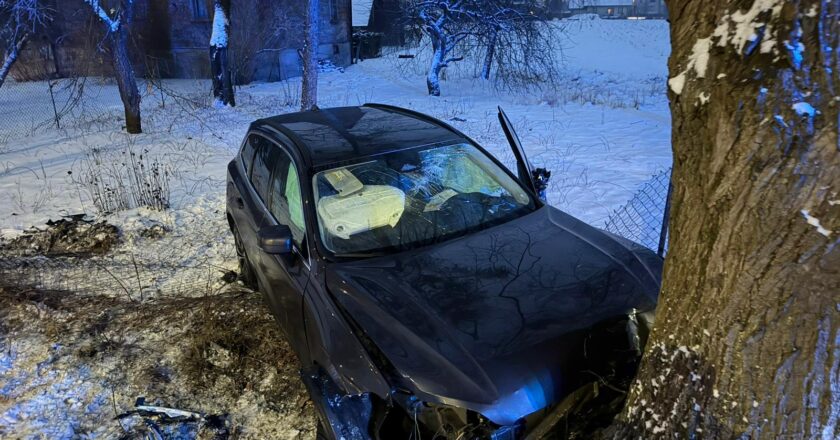 Rozbity samochód marki Volvo po uderzeniu w drzewo w Bielanach koło Kęt – nocne zdarzenie drogowe, widoczne uszkodzenia przodu pojazdu, śnieg i działania służb ratunkowych.