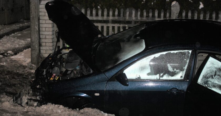 Uszkodzony samochód osobowy po wypadku drogowym w Osieku – auto w rowie przy posesji, nocne warunki, widoczne zniszczenia przodu pojazdu i otwarta maska.