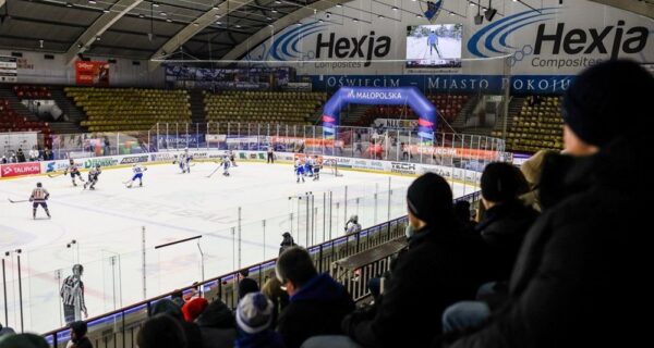 Międzynarodowy turniej hokejowy w hali lodowej w Oświęcimiu – mecz akademickich drużyn, zawodnicy na lodzie i kibice na trybunach podczas rywalizacji ACHA i UHT Sabers