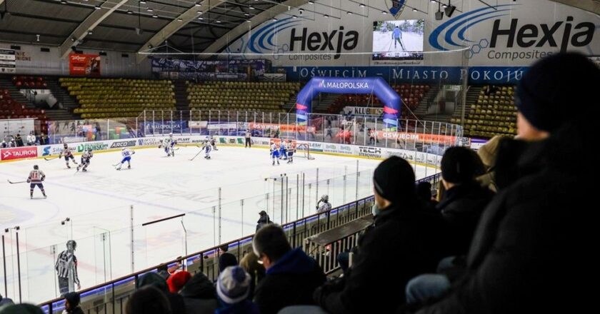 Międzynarodowy turniej hokejowy w hali lodowej w Oświęcimiu – mecz akademickich drużyn, zawodnicy na lodzie i kibice na trybunach podczas rywalizacji ACHA i UHT Sabers