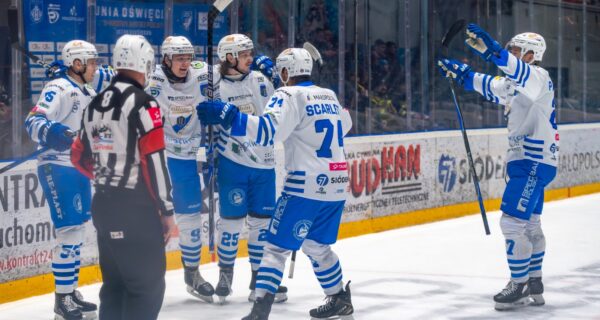 Hokeiści Unii Oświęcim świętują zdobycie zwycięskiej bramki w meczu z Comarch Cracovią podczas spotkania TAURON Hokej Ligi na lodowisku w Oświęcimiu