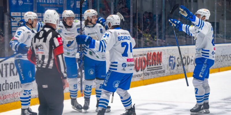 Hokeiści Unii Oświęcim świętują zdobycie zwycięskiej bramki w meczu z Comarch Cracovią podczas spotkania TAURON Hokej Ligi na lodowisku w Oświęcimiu
