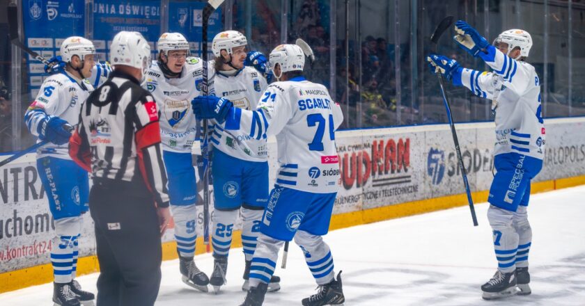 Hokeiści Unii Oświęcim świętują zdobycie zwycięskiej bramki w meczu z Comarch Cracovią podczas spotkania TAURON Hokej Ligi na lodowisku w Oświęcimiu