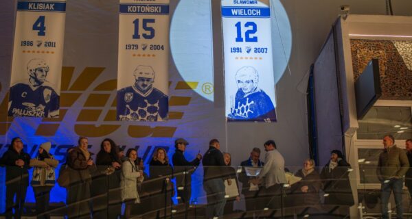 Proporzec z numerem 12 Sławomira Wielocha uroczyście wyniesiony pod dach lodowiska w Oświęcimiu podczas ceremonii Galerii Chwały Unii Oświęcim
