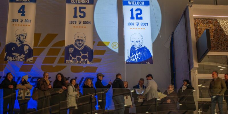 Proporzec z numerem 12 Sławomira Wielocha uroczyście wyniesiony pod dach lodowiska w Oświęcimiu podczas ceremonii Galerii Chwały Unii Oświęcim