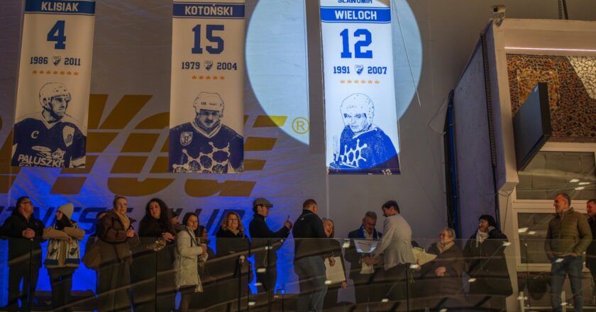 Proporzec z numerem 12 Sławomira Wielocha uroczyście wyniesiony pod dach lodowiska w Oświęcimiu podczas ceremonii Galerii Chwały Unii Oświęcim