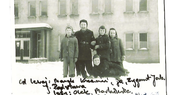 Archiwalne czarno-białe zdjęcie z zimy 1962/1963 roku – grupa chłopców z Oświęcimia przed przedszkolem przy ul. Bronisława Czecha, podpisane odręcznie nazwiskami kolegów z podwórka