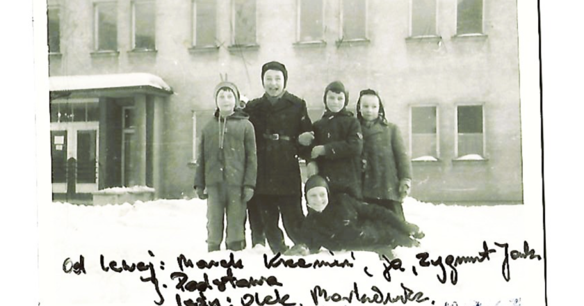 Archiwalne czarno-białe zdjęcie z zimy 1962/1963 roku – grupa chłopców z Oświęcimia przed przedszkolem przy ul. Bronisława Czecha, podpisane odręcznie nazwiskami kolegów z podwórka