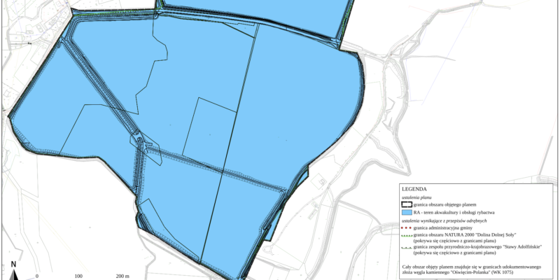 Mapa miejscowego planu zagospodarowania przestrzennego dla części Stawów Adolfińskich w Grojcu. Obszar objęty planem zaznaczony czarną linią i wypełniony kolorem niebieskim jako teren akwakultury i obsługi rybactw