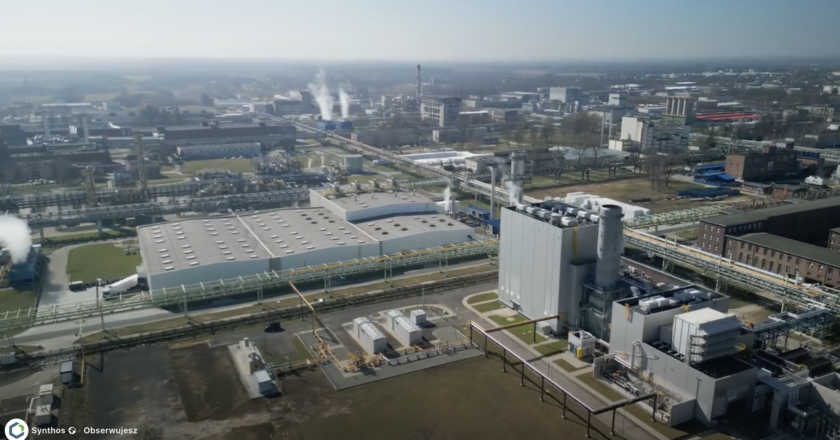 Widok z lotu ptaka na kompleks przemysłowo-energetyczny Synthos w Oświęcimiu – elektrociepłownia z nowoczesną instalacją gazową CCGT, budynki techniczne, rurociągi i infrastruktura energetyczna na tle miasta i terenów przemysłowych.