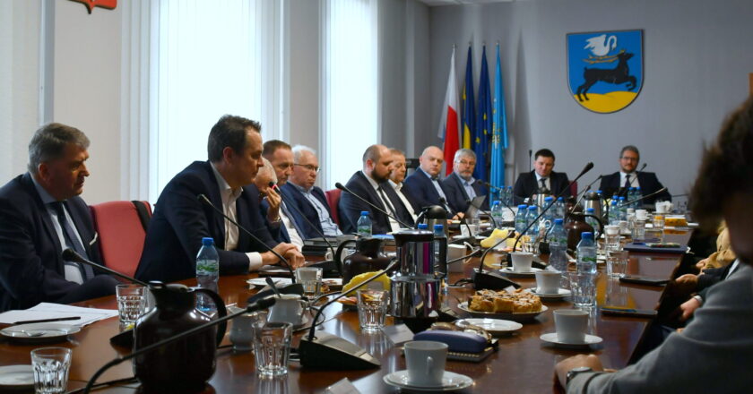Spotkanie samorządowców w Urzędzie Miejskim w Bieruniu poświęcone rewitalizacji linii kolejowej Bieruń–Tychy–Oświęcim, przy wspólnym stole przedstawiciele miast, powiatów i spółek kolejowych
