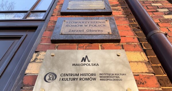 Tablice informacyjne na elewacji budynku Centrum Historii i Kultury Romów w Oświęcimiu – siedziba Stowarzyszenia Romów w Polsce oraz instytucji kultury Województwa Małopolskiego.