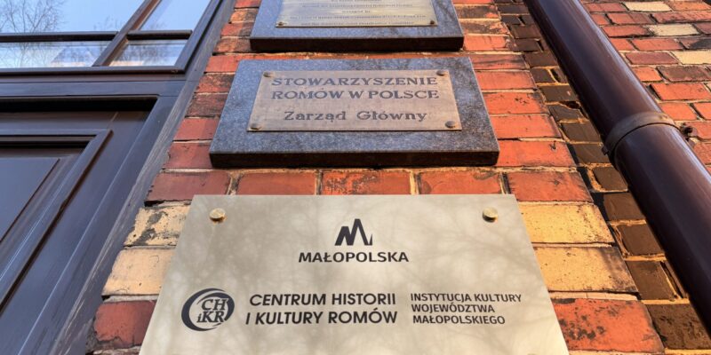 Tablice informacyjne na elewacji budynku Centrum Historii i Kultury Romów w Oświęcimiu – siedziba Stowarzyszenia Romów w Polsce oraz instytucji kultury Województwa Małopolskiego.